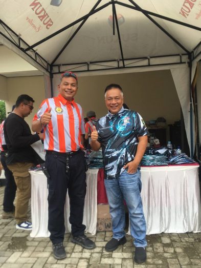 Match Director, Ari Bowo bersama  Budiman Tan ( shooters) di stand Mekanuma