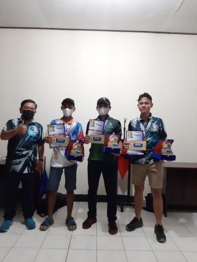 Para pemenang saat menerima piala Kejuaraan Tembak Reaksi AA-IPSC Level III